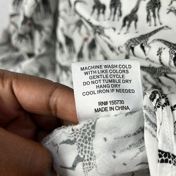 Jane & Delancey Giraffe Print Roll Tab Sleeve Button Front Collared Top Size M - Picture 4 of 10